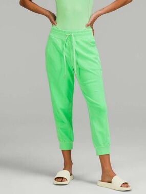 Lululemon Scuba High-Rise Cropped Jogger
Neon Scream Green Light 10 FLAWS